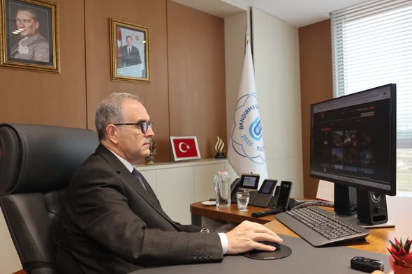 Bandırma 17 Eylül Üniversitesi Rektörü Boz'un Fotoğrafı Anadolu Ajansı'nın Yılı Anlatan Kareler Seçkisinde