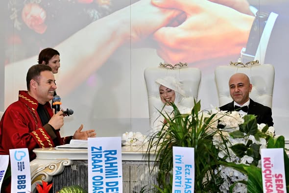 Belediye Başkanı Ahmet Akin, Çalışma Arkadaşlarının Nikah Şahidi Oldu