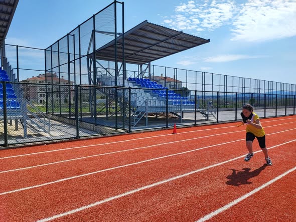 Balıkesir'de 23 Nisan Coşkusu: Gençler Atletizm Bayrak Yarışı'nda Ter Döktü