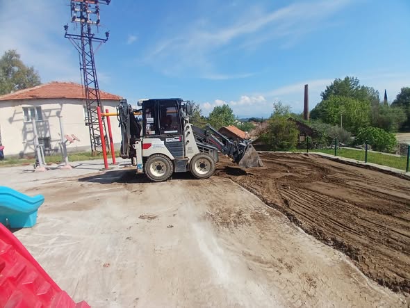 Edremit'te O Parkın Zemini Artık Yenileniyor