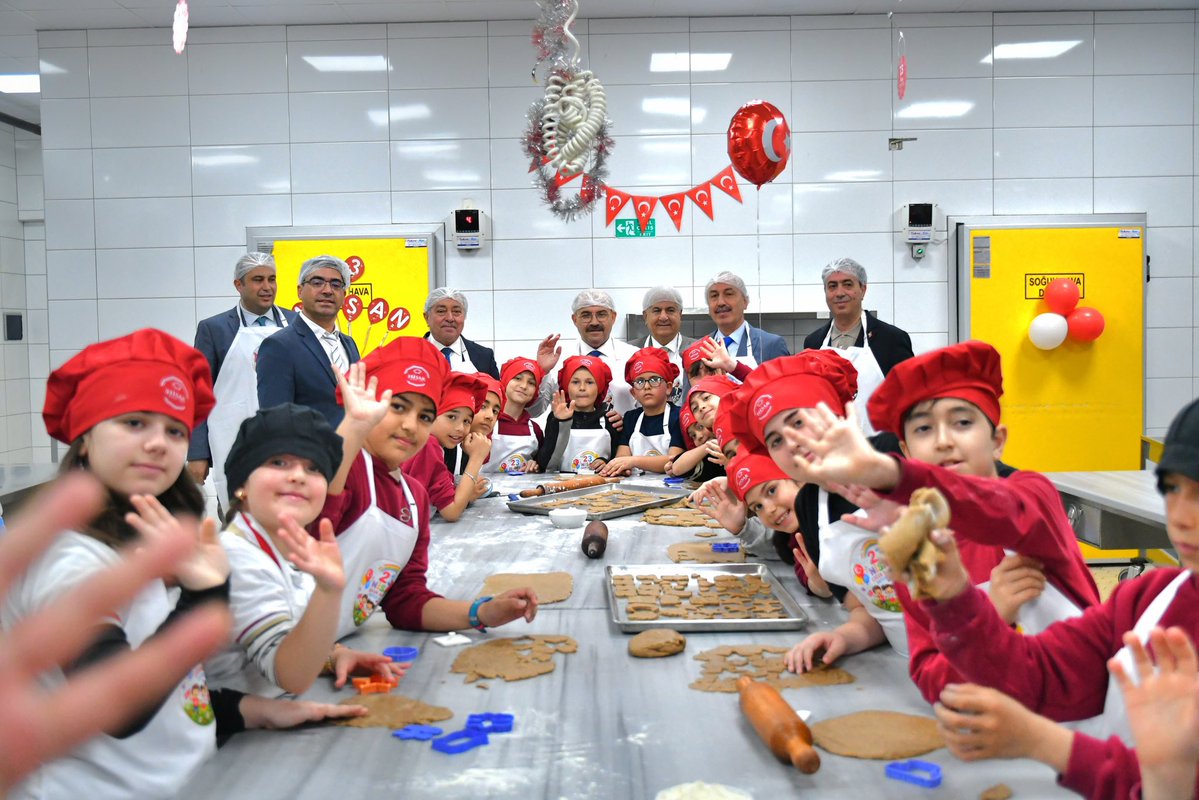 Balıkesir'de 23 Nisan Etkinliği: Vali Ustaoğlu Çocuklarla Kurabiye Yapacak