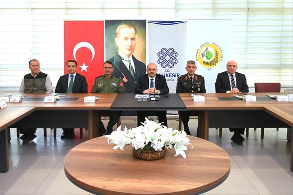 Balıkesir'de Orman Yangını Hazırlık Toplantısı: Vali Ustaoğlu Başkanlığında Kritik Adımlar