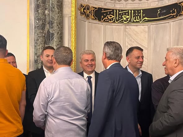 Dr. Mustafa Canbey'den Balıkesir'e Bayram Mesajı: Zağnos Paşa Camii'nde Kucaklaştılar