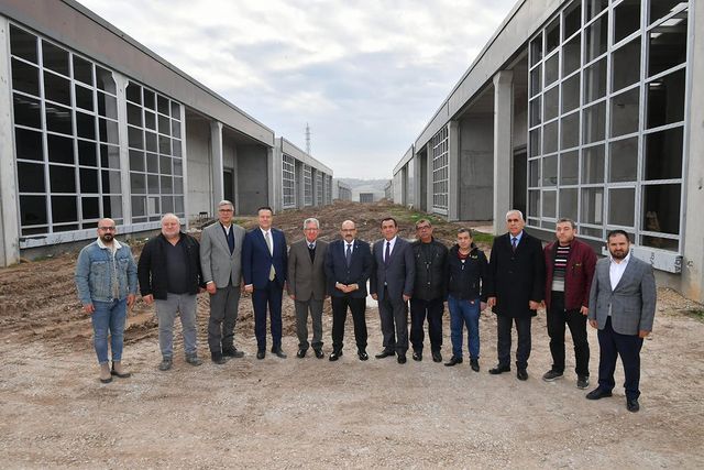 Vali Ustaoğlu, Balıkesir'deki Ağaç İşleri Küçük Sanayi Sitesi'ni ziyaret etti.