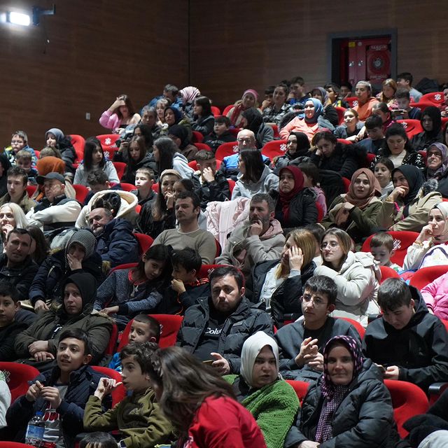 Altıeylül Belediyesi, Sultan Abdülhamid Han Gelişim Merkezi'ndeki Sinema Salonunda Gösterimlerine Devam Ediyor
