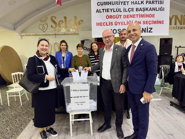 Balıkesir Milletvekili Serkan Sarı, Ailesiyle Birlikte Altıeylül Belediye Meclis Üyeliği Ön Seçimlerinde Oy Kullandı.
