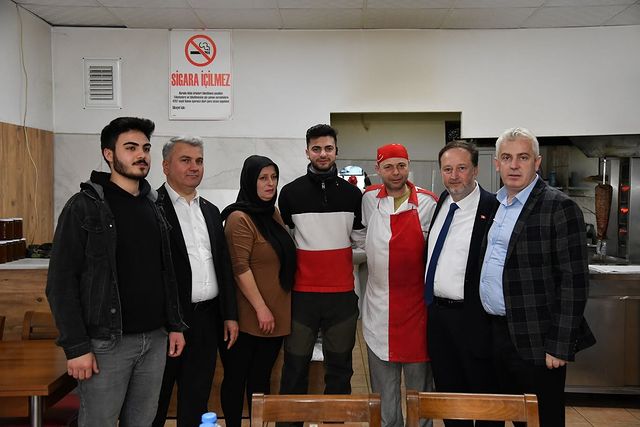 AK Parti Milletvekili Mustafa Canbey, Karesi'deki esnafları ziyaret etti.