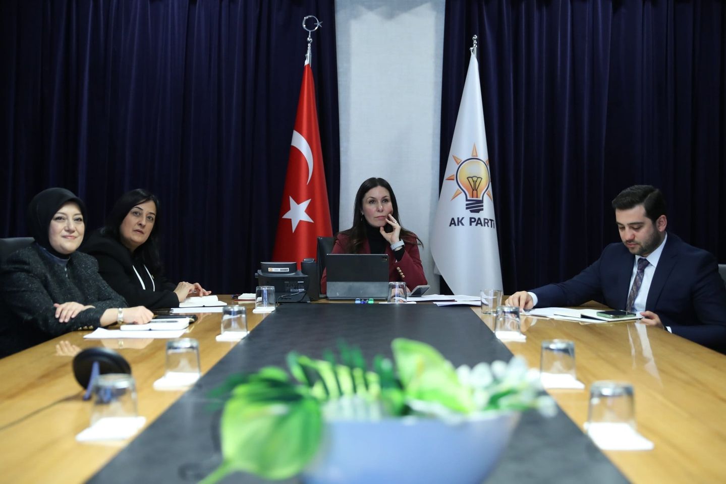 AK Parti Genel Başkan Yardımcısı Çiğdem Karaaslan liderliğinde çevre, şehir ve kültür politikaları üzerine önemli bir toplantı gerçekleştirildi.