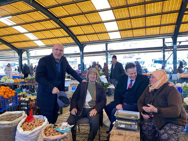 AK Parti Milletvekili İsmail Ok, Balıkesir'de Salı Pazarı'nı ziyaret etti