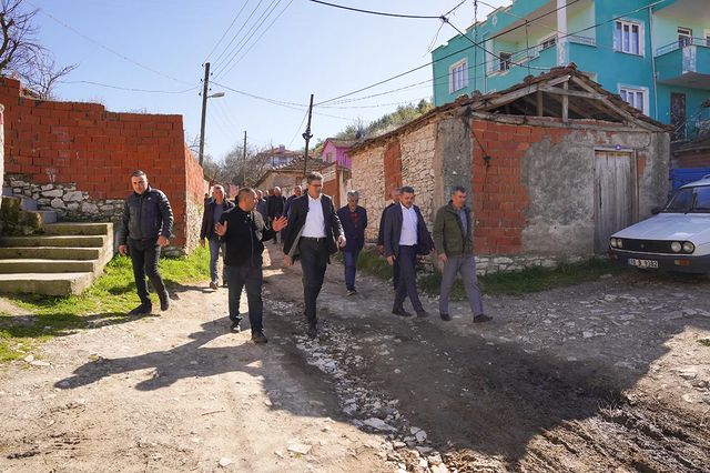 Bigadiç köylerinin yol sorunlarına dikkat çeken Balıkesir Milletvekili Ensar Aytekin, CHP adaylarının seçilmesi halinde sorunların çözüleceğini vurguladı.