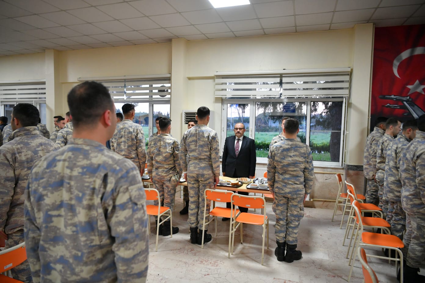 Balıkesir Üniversitesi Rektörü, 9. Ana Jet Üs Komutanlığı'nda iftar yemeğine katıldı