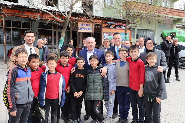 Eski TBMM Başkanı Mustafa Şentop ve Balıkesir Milletvekili Belgin Uygur, Balıkesir'de Aslıhantepecik Mahallesi'ni ziyaret etti.