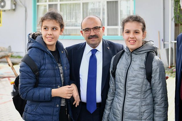 Vali İsmail Ustaoğlu, Balıkesir Gönen'de Özel Eğitim Okulu Öğrencileriyle Buluştu