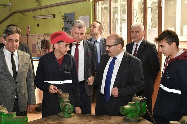 Balıkesir Valisi İsmail Ustaoğlu, Ticaret Odası Mesleki ve Teknik Anadolu Lisesi'ni ziyaret etti.