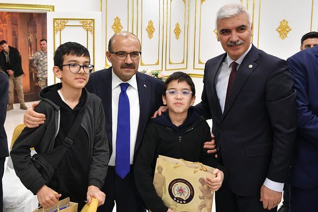 Balıkesir Valisi İsmail Ustaoğlu, Emniyet Teşkilatı mensuplarının aileleriyle birlikte iftar yemeğinde buluştu.