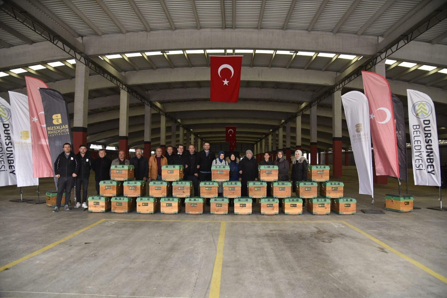 Balıkesir Büyükşehir Belediyesi arıcılık eğitimi alan kadınlara arı kovanları dağıtıyor.