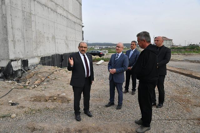 Balıkesir Valisi İsmail Ustaoğlu, Zeynep Perkit İlkokulu'nun inşaatını ziyaret etti.