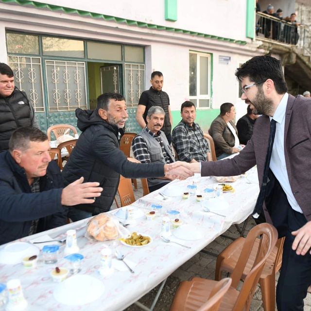 Altıeylül Belediye Başkan Yardımcısı Baha Torun, Kozdere Güvem Mahallesi'nde mahalle sakinleriyle iftar programında buluştu.