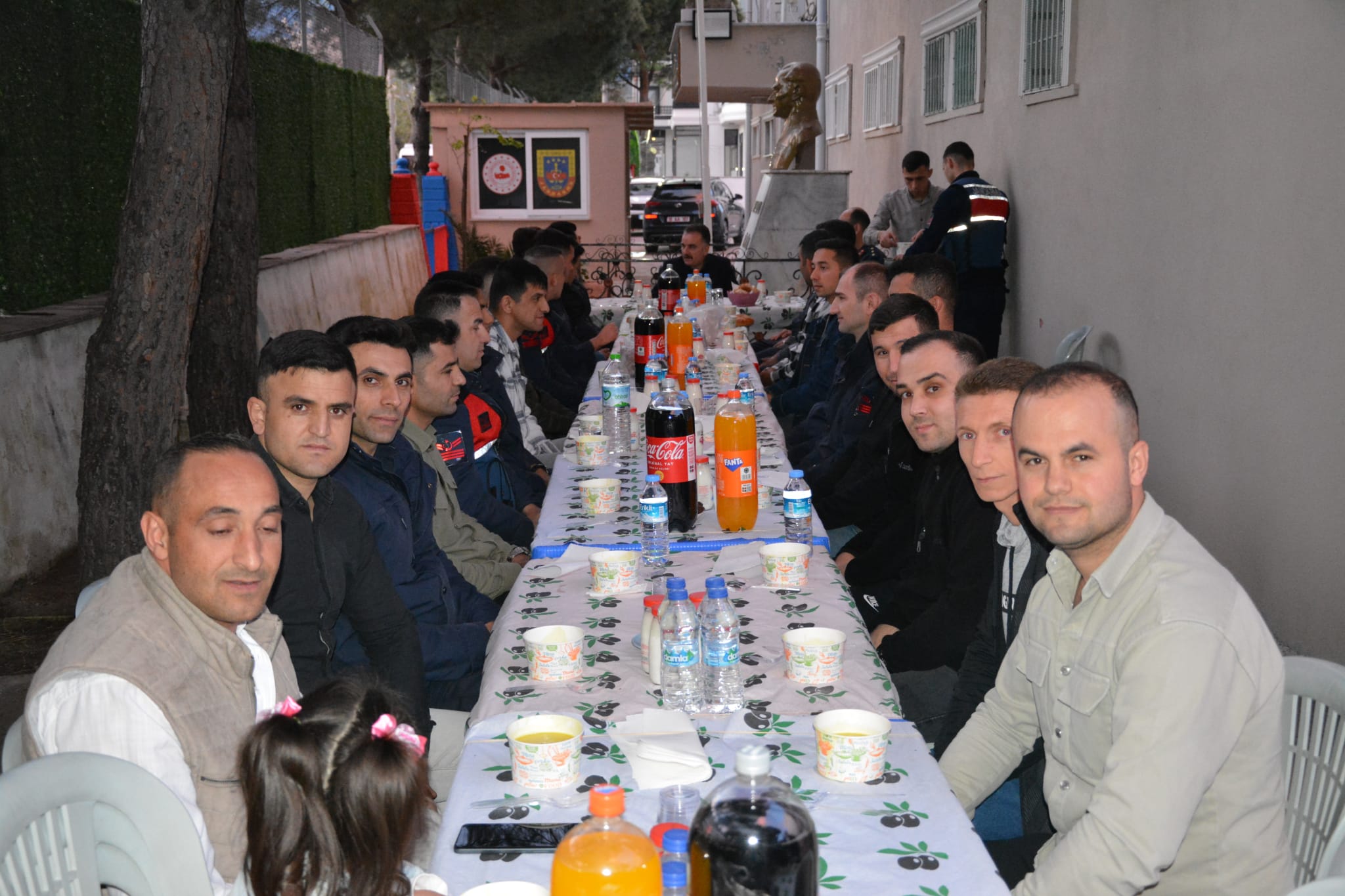 Edremit Kaymakamı Ahmet Odabaş, Zeytinli Jandarmalara İftar Verdi