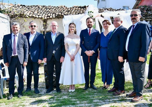 Balıkesir'de Siyasi ve Yerel Yönetim Temsilcilerinin Katıldığı Bir Nişan Töreni Düzenlendi