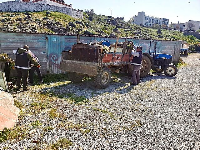 Bozcaada Belediyesi Çekek Yeri ve Balıkhane Bölgelerini Temizledi