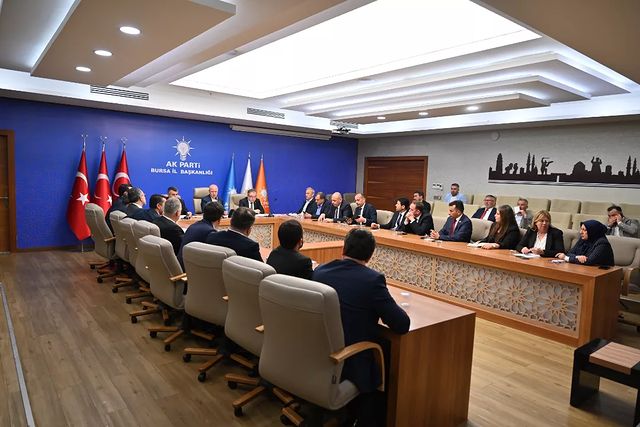 AK Parti Bursa İl Başkanı Davut Gürkan liderliğinde Büyükşehir Belediye Meclis Grup Toplantısı düzenlendi