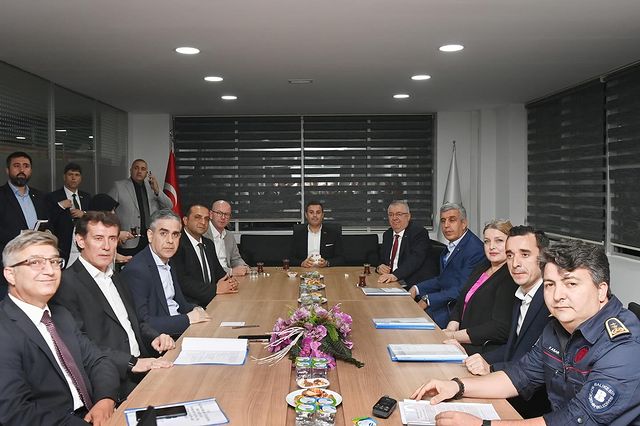 Balıkesir Büyükşehir Belediyesi Başkanı Ahmet Akın, Edremit'teki Ek Hizmet Binası'nda idari çalışmaları ve projeleri değerlendirdi.
