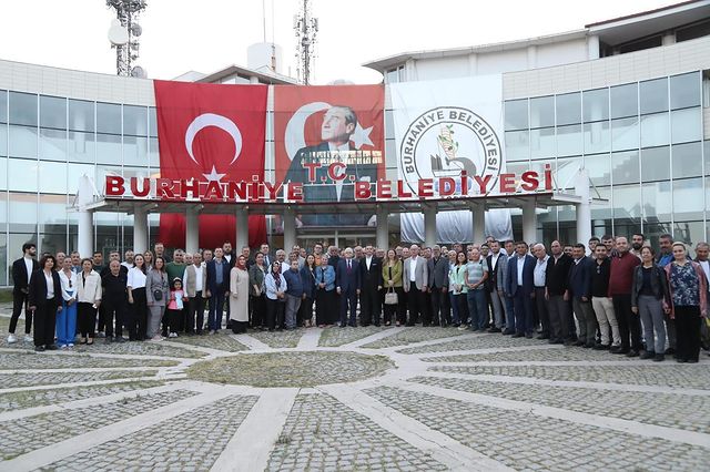 Balıkesir Büyükşehir Belediye Başkanı Ahmet Akın, Bayram Coşkusunu Belediye Binalarında Gözlemledi