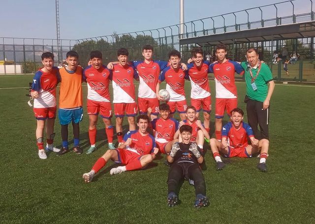 Mustafakemalpaşa Belediyesi U17 Takımı, Mimar Sinan Gençlik'i 3-1 mağlup ederek büyük bir zafer elde etti!