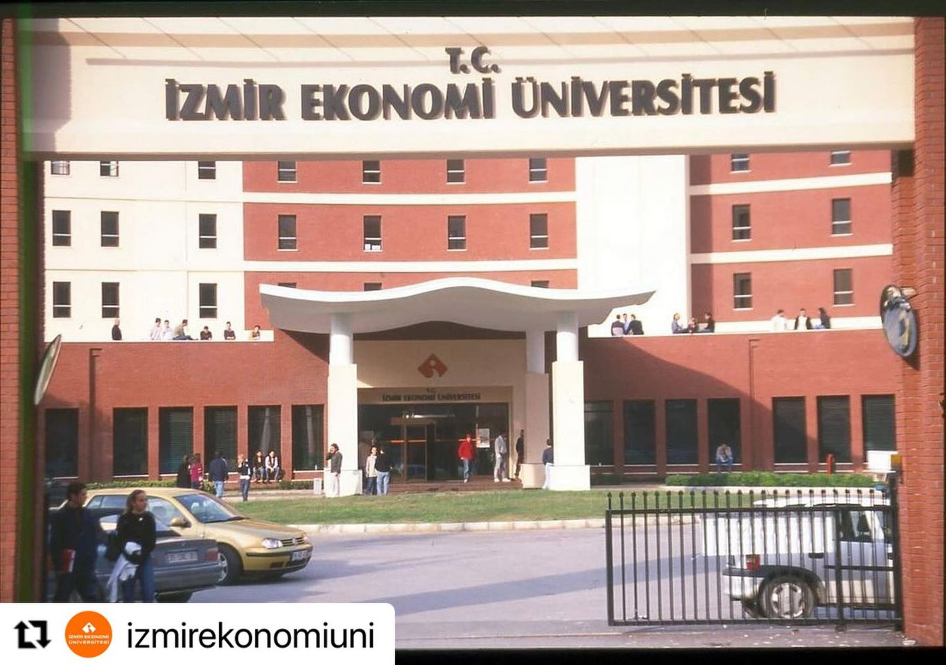 İzmir'de Bulunan Bölgenin İlk Vakıf Üniversitesi 23. Yılını Kutluyor