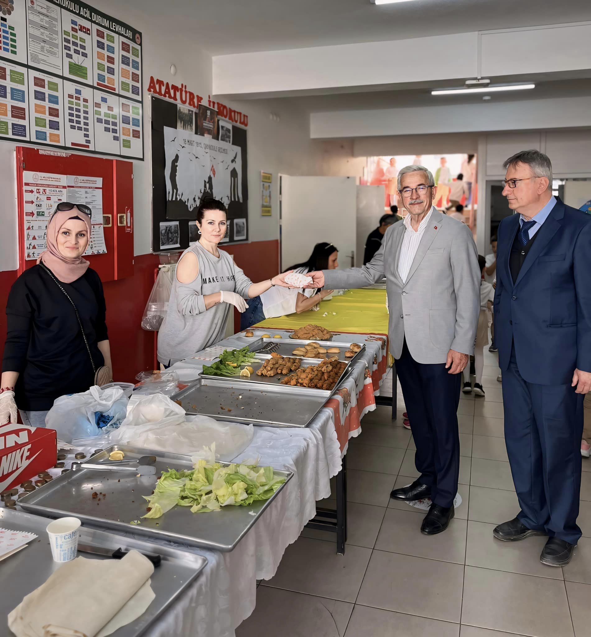Erdek Belediye Başkanı, Atatürk İlköğretim Okulu Kermesini Destekledi