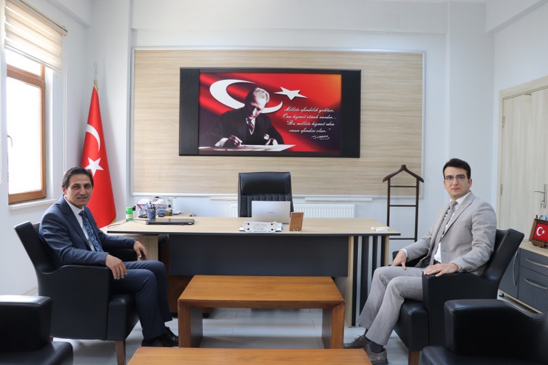Selendi Belediye Başkanı Murat Daban, Kaymakam Halil İbrahim Okumuş'u makamında ziyaret etti.