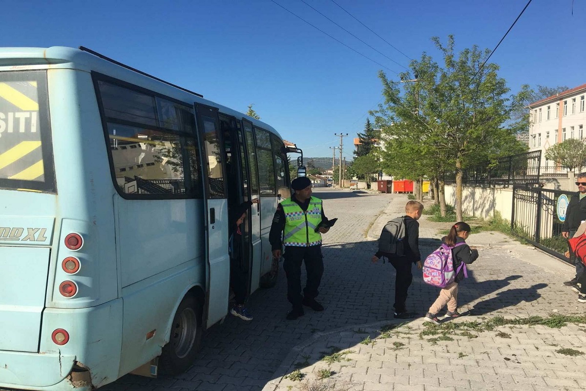 Balıkesir'de Çocuk ve Gençlerin Korunması için Okul Çevreleri ve Servis Araçları Denetlendi