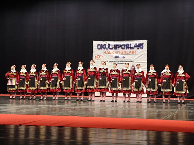 Türkiye'de gerçekleşen Okul Sporları Halk Oyunları Yarışması, genç dansçıları heyecanlandırıyor.