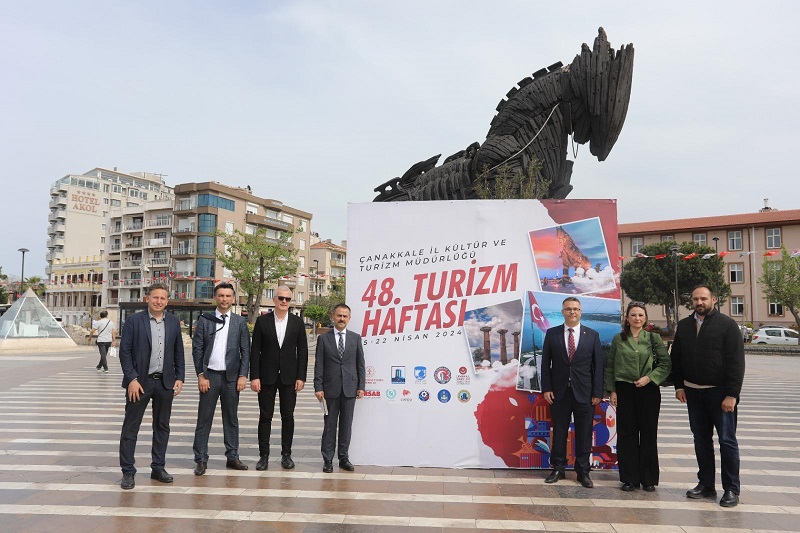 Vali İlhami AKTAŞ, 48. Turizm Haftası etkinliklerine katılarak stantları ziyaret etti.
