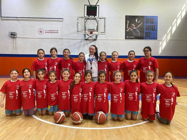 Mustafakemalpaşa Belediyesi U10 Kız Basketbol Takımları, Anlamlı Hediye İle Sevindi