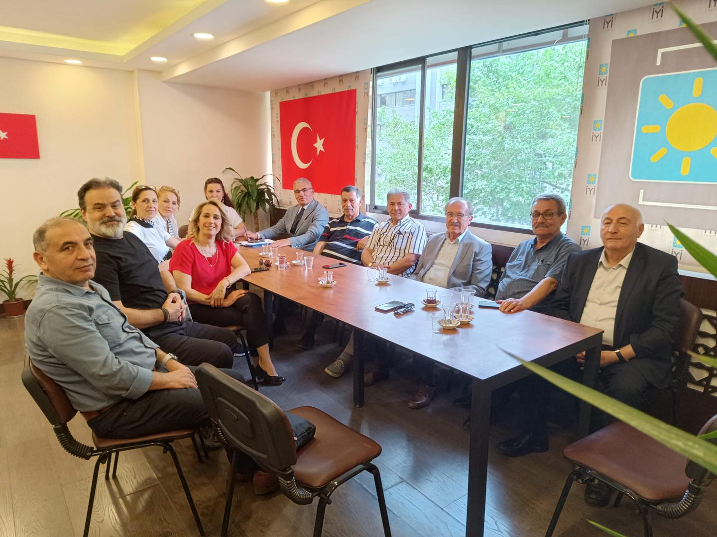 İYİ Parti İzmir İl Başkanlığı haftalık divan kurulu toplantısını gerçekleştirdi