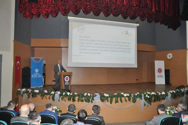 Balıkesir'de Hacı Adaylarına Eğitim Semineri Düzenlendi