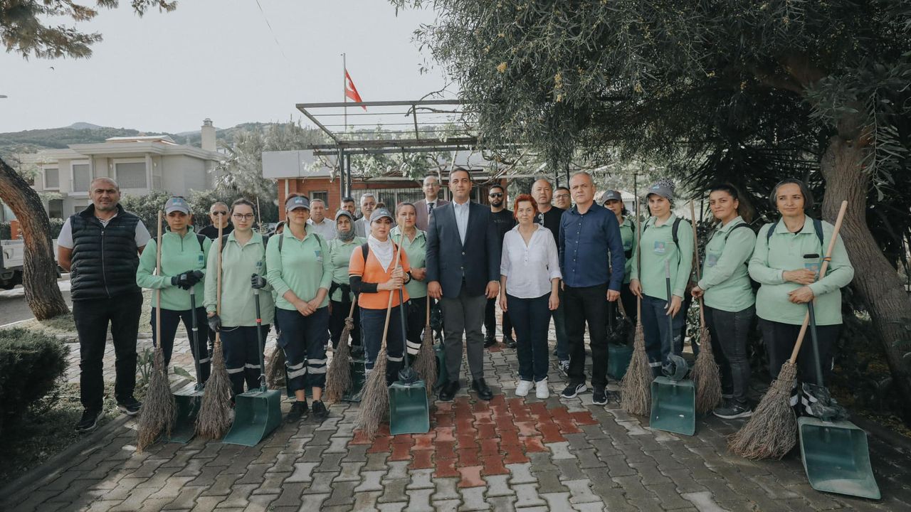 İzmir'de İlçe Temizlik Ekipleri, Sağlıklı ve Temiz Bir Çevre İçin Aralıksız Çalışıyor.