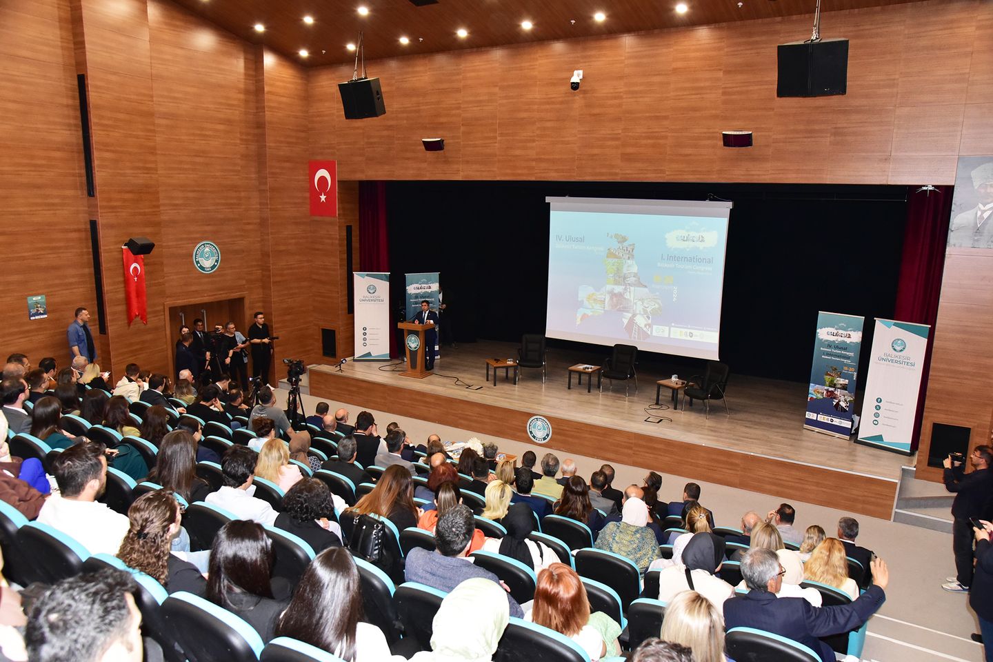 Balıkesir'de IV. Ulusal ve I. Uluslararası Balıkesir Turizm Kongresi başladı.