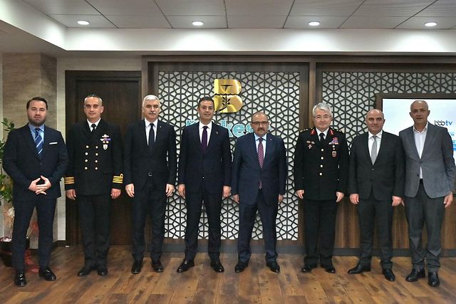 Balıkesir Valisi İsmail Ustaoğlu, İl Jandarma Komutanı ve diğer yetkililerle güvenlik konularında görüşmek üzere resmi ziyarette bulundu.