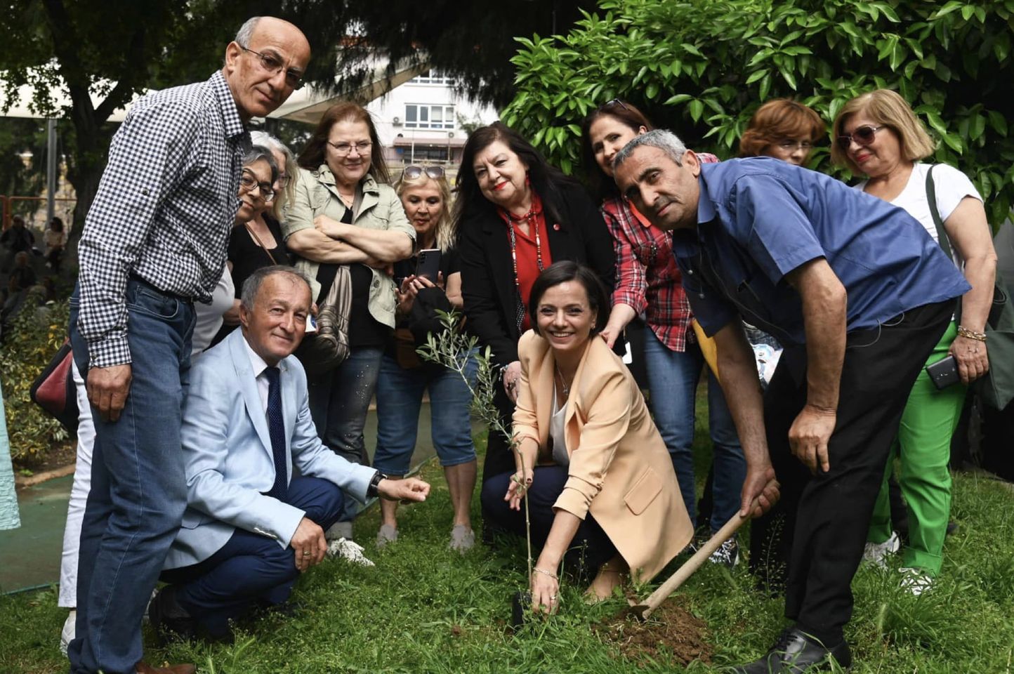 İzmir'de Karabağlar Belediyesi, Yaşlılara Müzikli Keyif Sunuyor