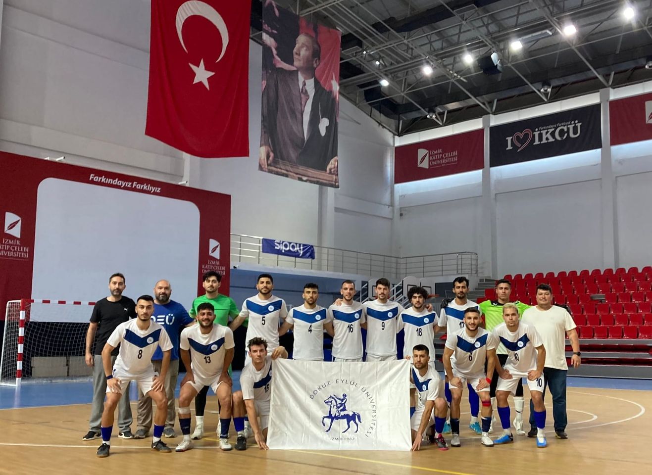 İzmir'deki üniversite takımı, Salon Futbolu Bölgesel Ligi'nde başarılı performans sergileyerek Süper Lig'e yükselmek için Play-Off'ta mücadele edecek.