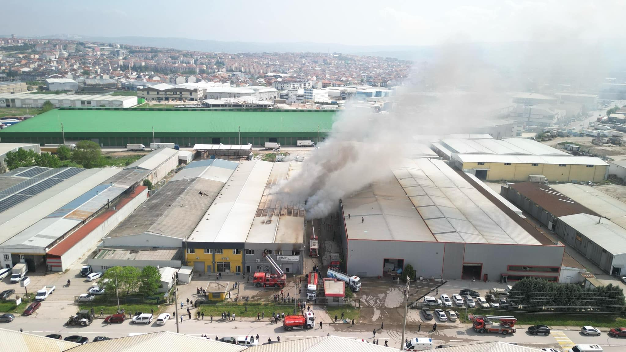 İnegöl Organize Sanayi Bölgesi'nde Fabrika Yangını Kontrol Altında