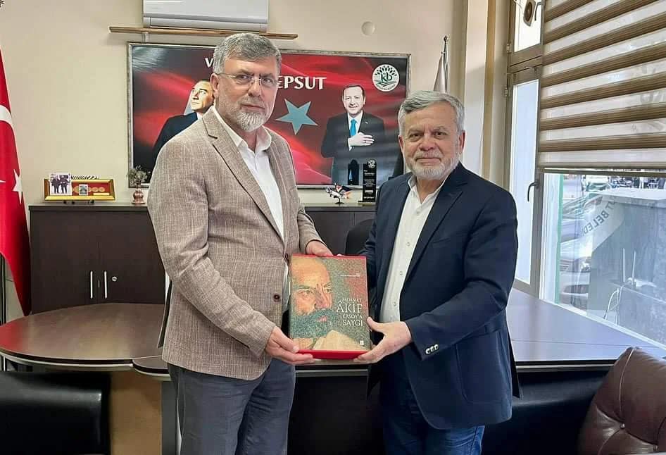 Balıkesir Üniversitesi İlahiyat Fakültesi Kurucu Dekanı ve Balıkesir Gazeteciler Cemiyeti Başkanı, Belediye Başkanını ziyaret etti ve ünlü şair Mehmet Akif Ersoy'un hayatını anlatan bir kitap hediye etti.