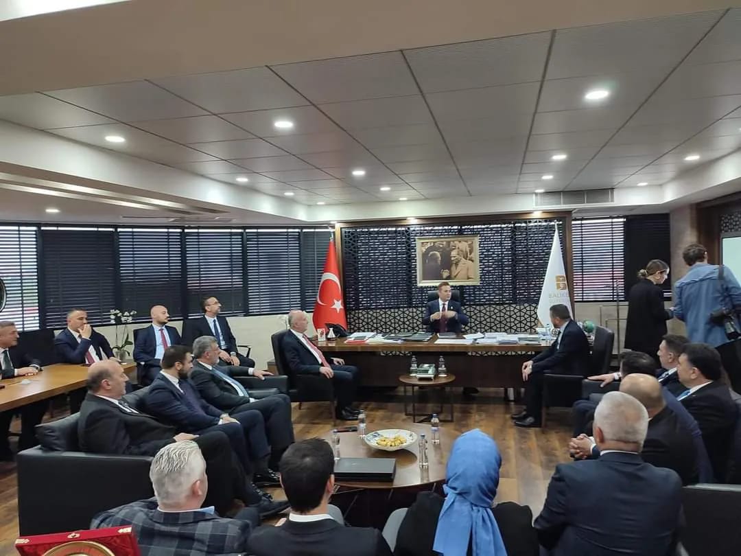 Balıkesir Büyükşehir Belediye Meclisi, Nisan Ayı toplantısı öncesinde heyetle birlikte Başkanı Ahmet Akın'ı makamında ziyaret etti.