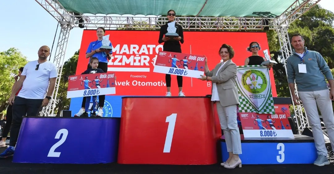 İzmir'de Beşinci Kez Gerçekleşen Maratonun Ödül Töreni Düzenlendi