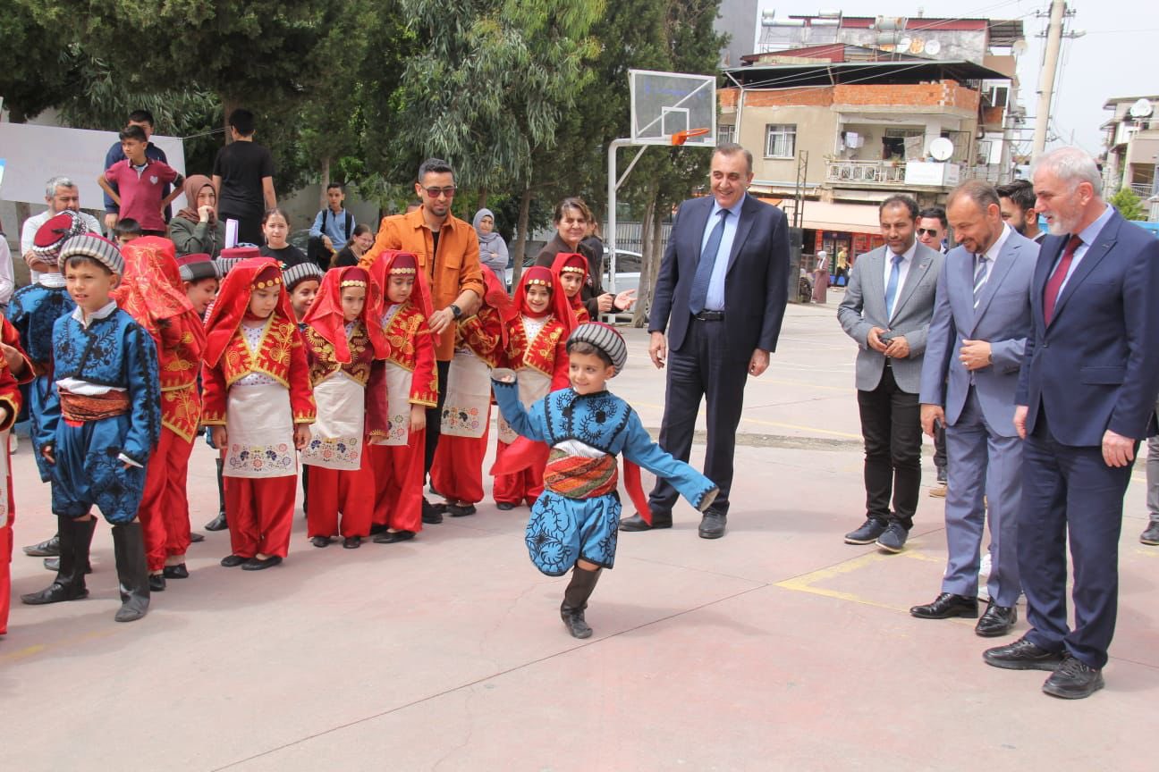 Kaymakam Mahmut Nedim TUNÇER, 23 Nisan'da Hüseyin Avni Ateşoğlu Ortaokulu'nda çocuklarla buluştu.