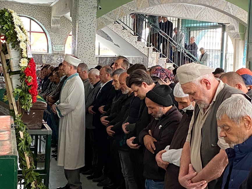 Kaymakam Tunçer, Ak Parti Üyesi ve Balkan Federasyonu Başkanı Selimler'in yakınının cenaze törenine katıldı