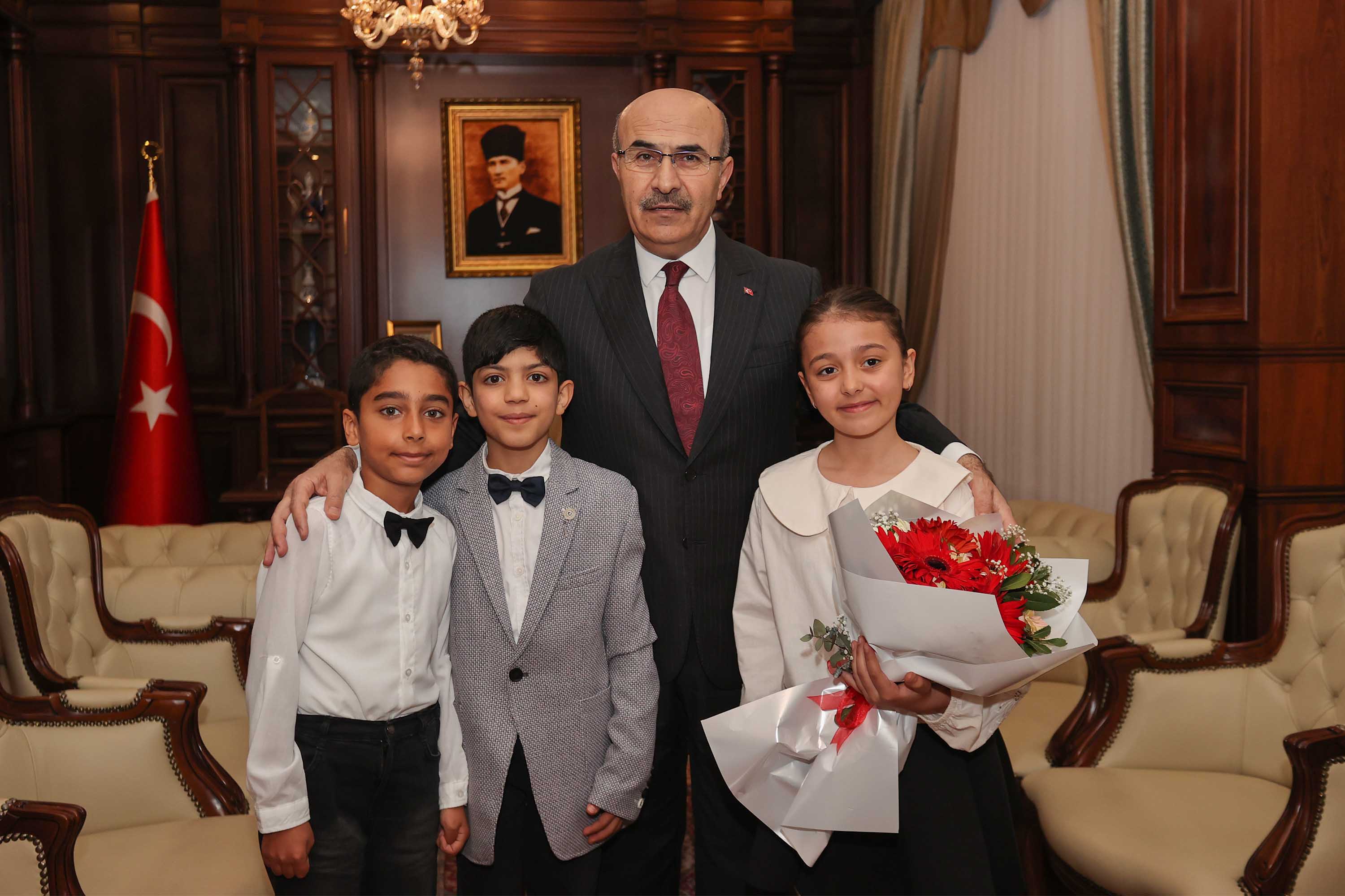 Vali Demirtaş, Gülhanım Karasu İlkokulu öğrencilerine bayramını devretti